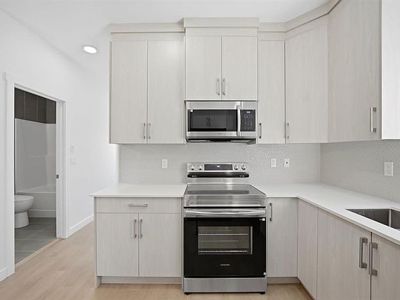 4th image of 348 N Cornerbrook Dr NE