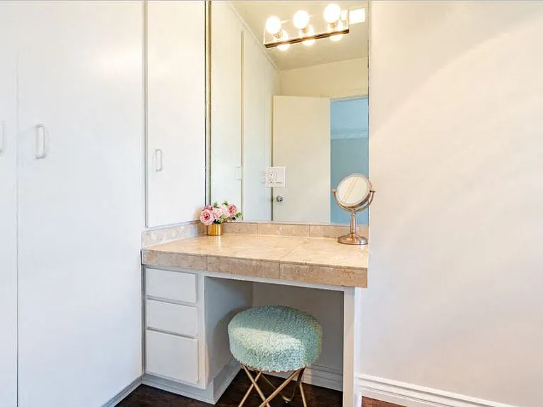 Lindbrook Manor Apartments bathroom
