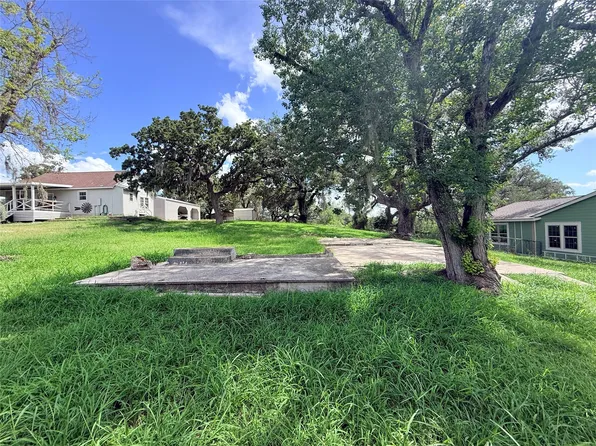 911 Moss Ln, Cuero, TX 77954