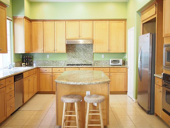 Gas stove, microwave, oven, dishwasher, walk-in pantry