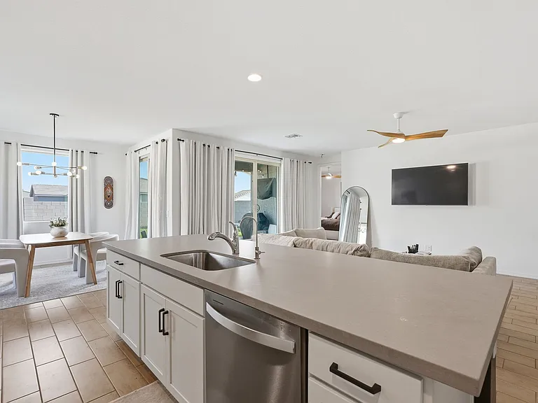 11253 E Ulysses Ave — Photo 4