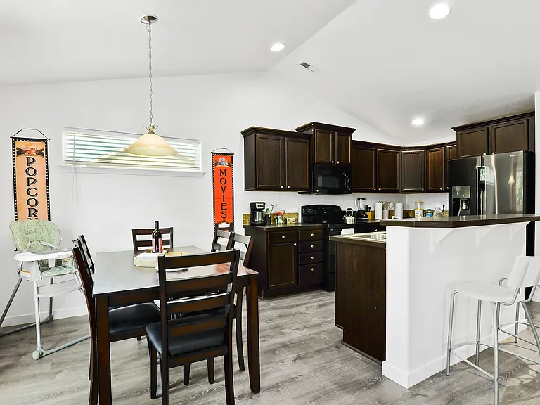 1862 W 25th Ct — Photo 4