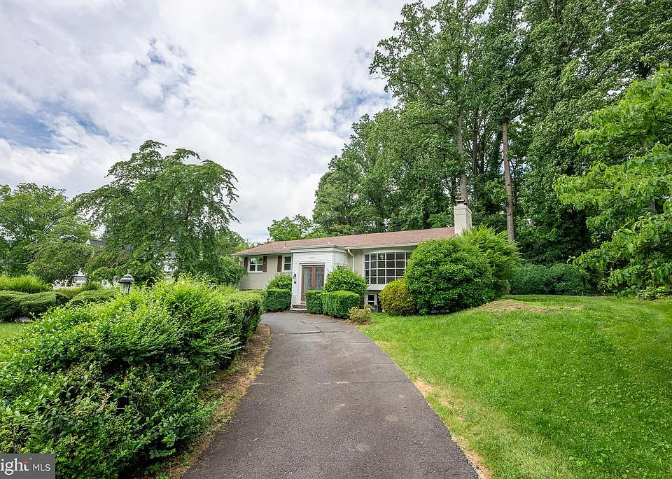 6438 Woodville Dr