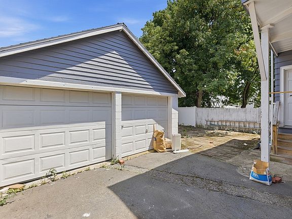 4th image of 15 Waverly Ave