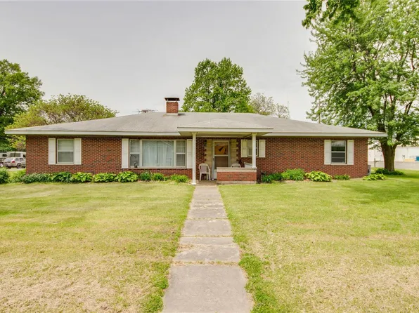 212 S Main St, Brighton, IL 62012