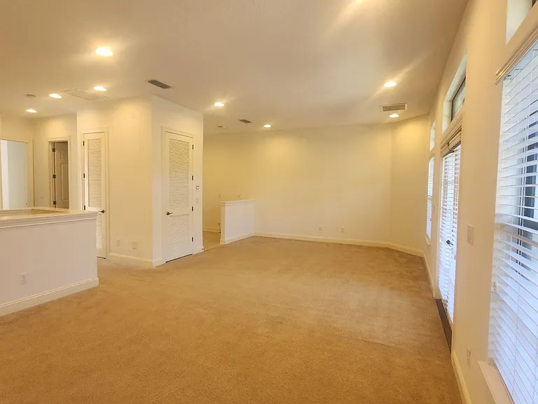 654 South Loop Pkwy — Photo 21