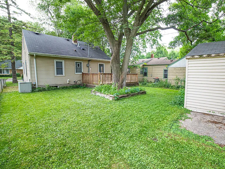 2605 Webster Ave S — Photo 5