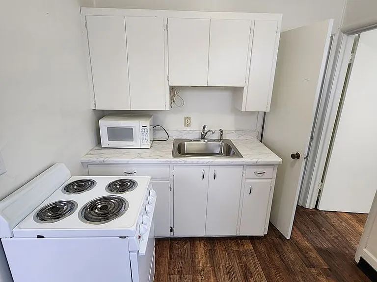 403 1st St W — Photo 2