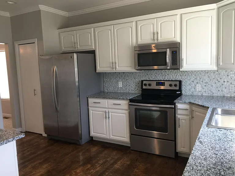 215 SW Sanna Ct — Photo 7