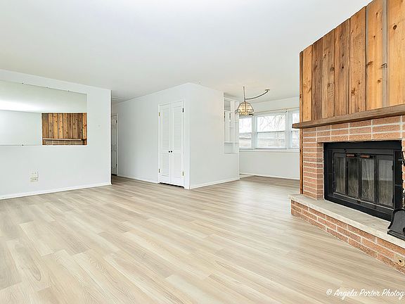3rd image of 921 Stratford Ln