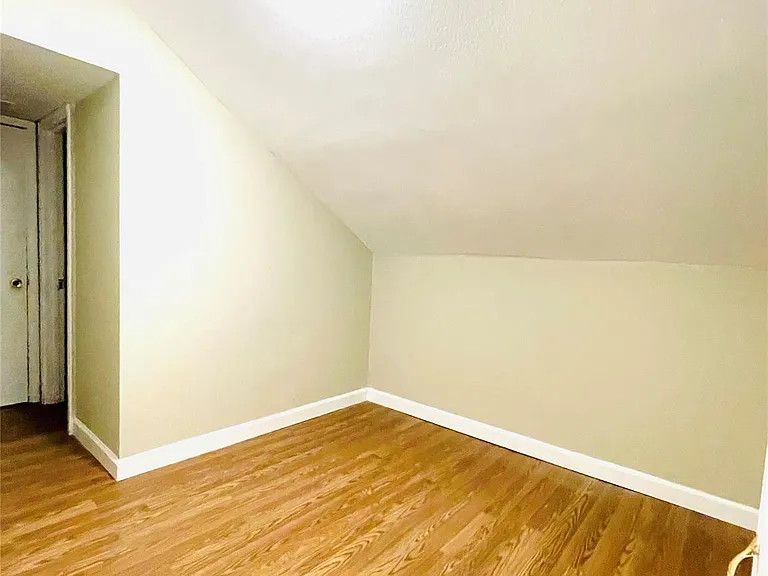229 E Saunders St — Photo 10