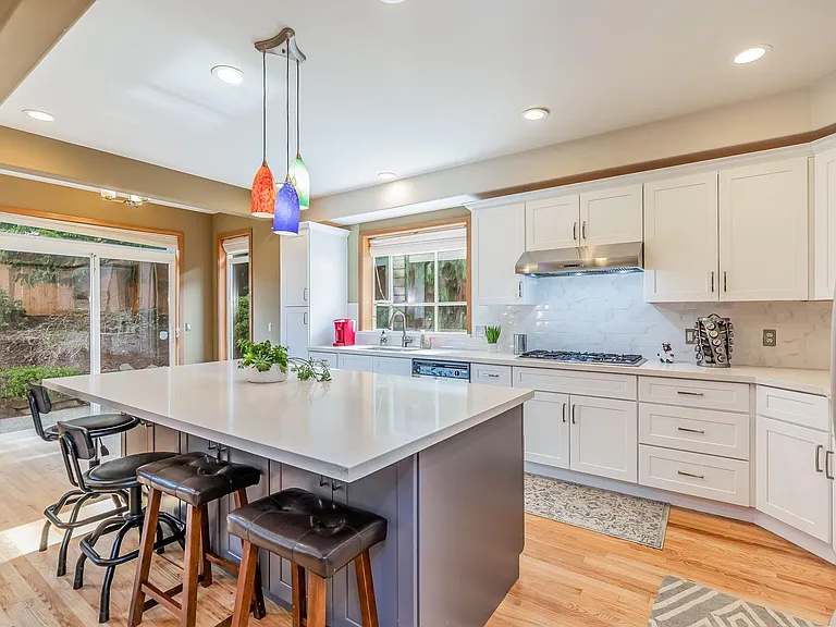 18203 NW Montreux Dr — Photo 2
