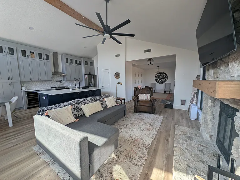 306 Deer Creek Cir — Photo 2