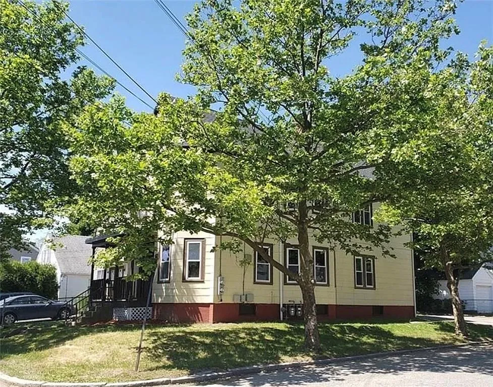 3 bed, 1.0 bath, 1109 sqft, $1,950 — Photo 2