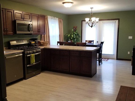 4th image of 1012 Tiffin St