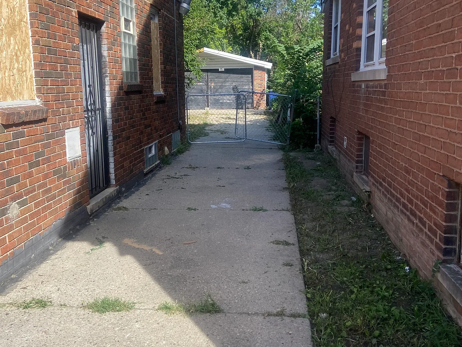 3 bed, 1025 sqft, $1,300 — Photo 2