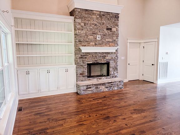 3rd image of 521 Autumnstone Ln