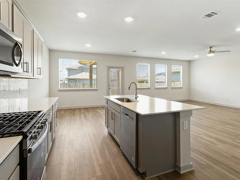 320 Fairfax Ave — Photo 14