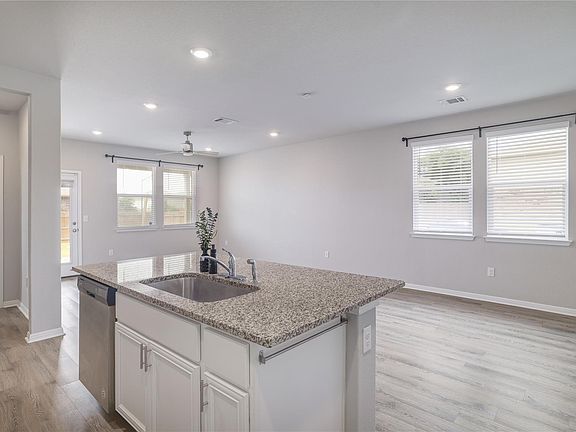 5th image of 445 Shiner Ln