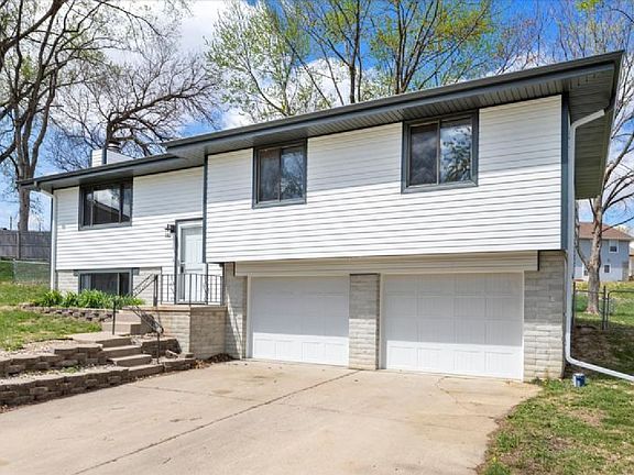 3rd image of 12 Elmwood Cir