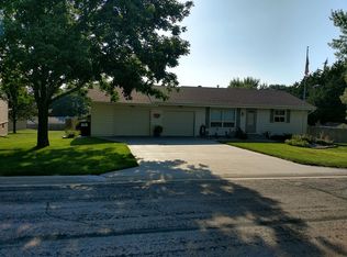 421 Village View Dr, Hickman, NE 68372