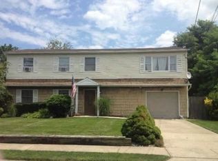 590 S 15th St, Lindenhurst, NY 11757