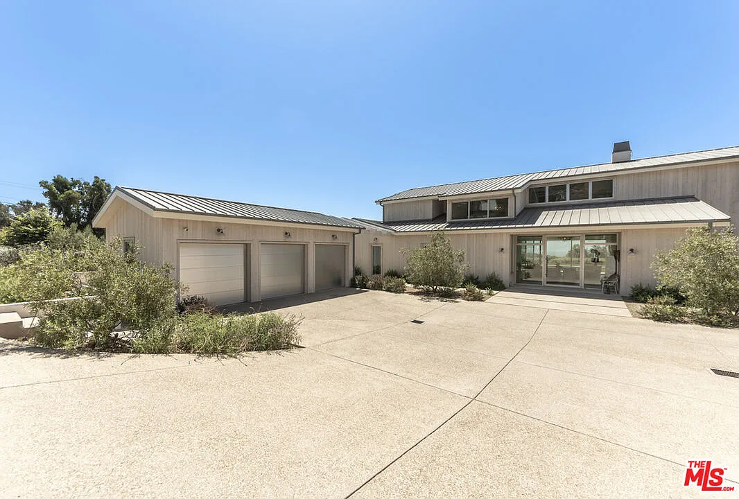 6 bed, 7.5 bath, 7200 sqft, $44,500 — Photo 1