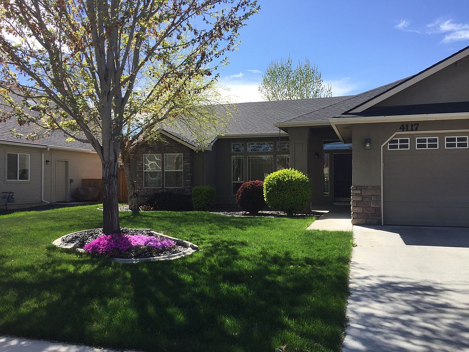 Front yard. NOTE: This is an older picture. Landscaping is now more mature.