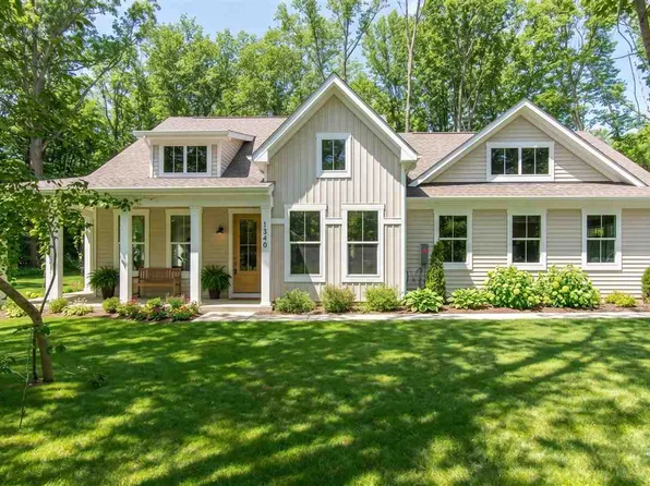 2152 Golfview Ct, Harbor Springs, MI 49740