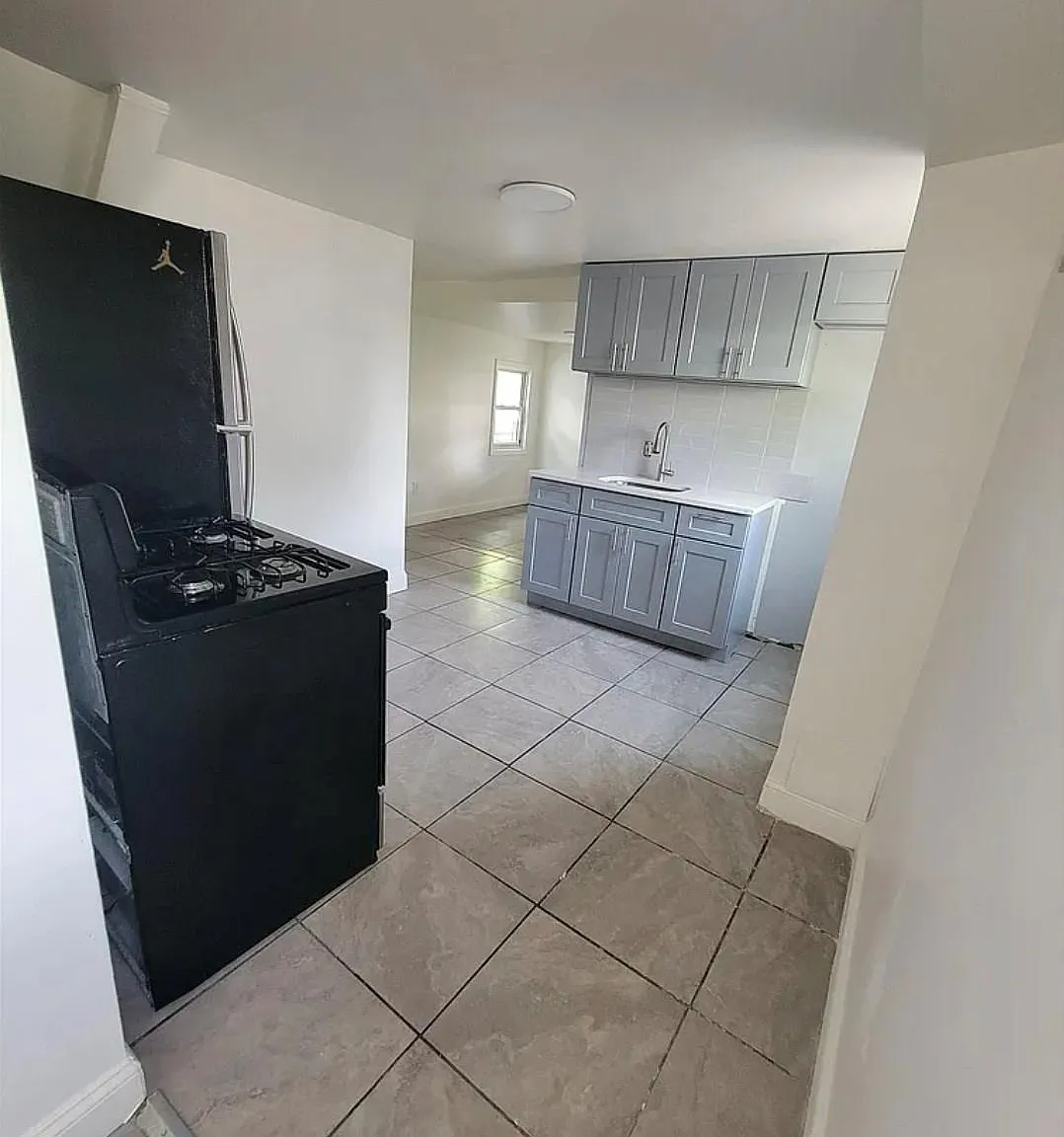 3 bed, 1.0 bath, 750 sqft, $3,000 — Photo 4