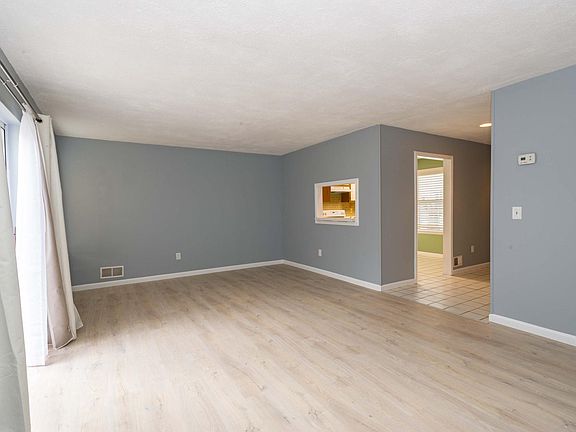 4th image of 14 Kensington Way #14