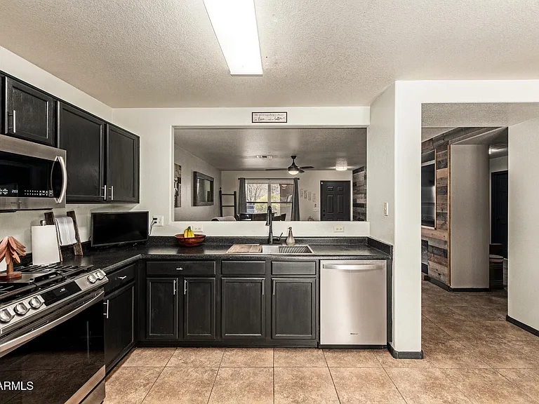 3032 W Red Fox Rd — Photo 11
