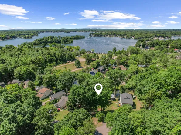 4325 Oakguard Dr, White Lake, MI 48383