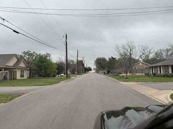 Exterior Neighborhood (street photo)