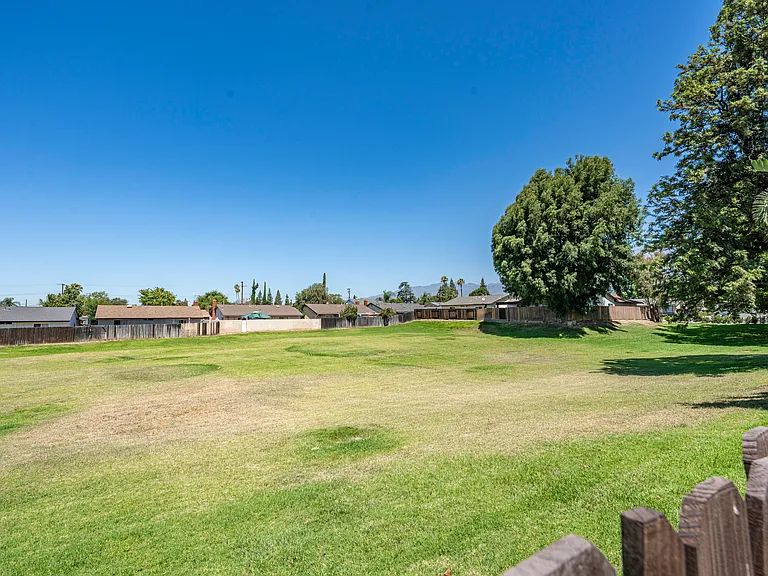 8566 Club House Dr — Photo 33
