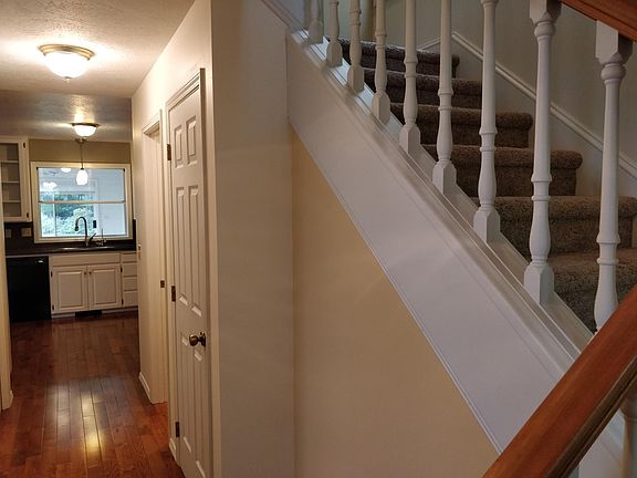 4th image of 690 Glenwood Dr
