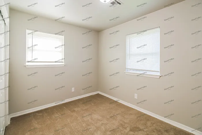1020 Harold Dr — Photo 9