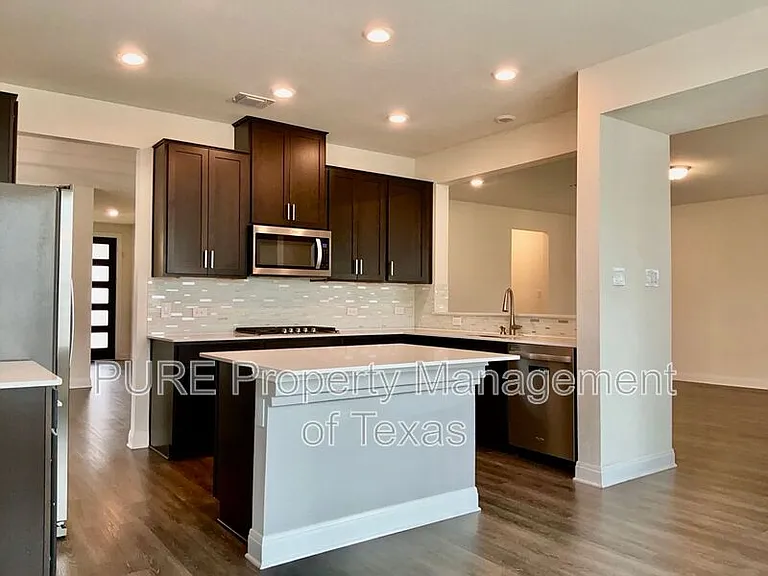 1008 Brenham Ln — Photo 9