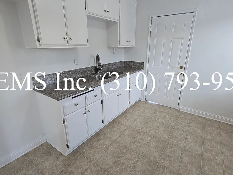 Detached Front House with Laundry Hookups and Garage Parking — Photo 5