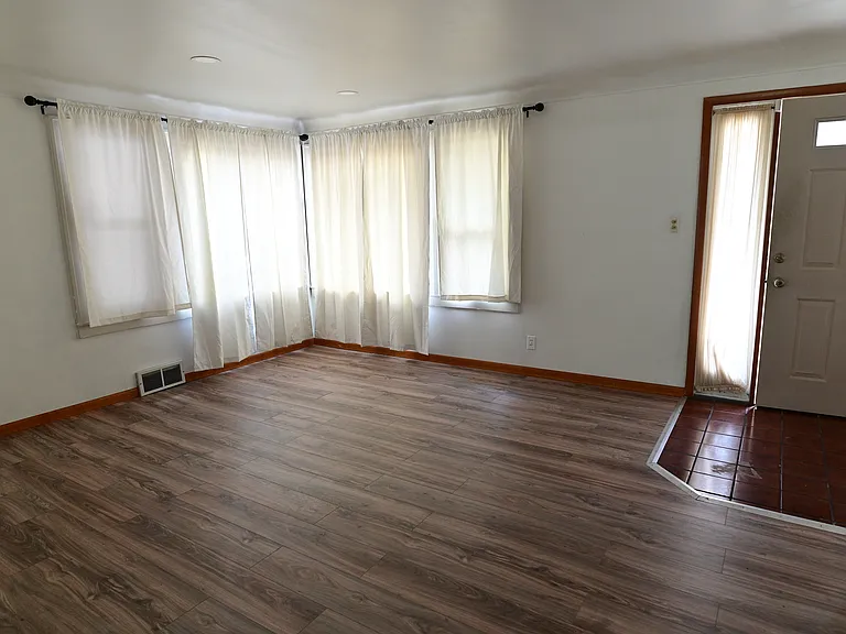 954 La Salle Ave — Photo 2