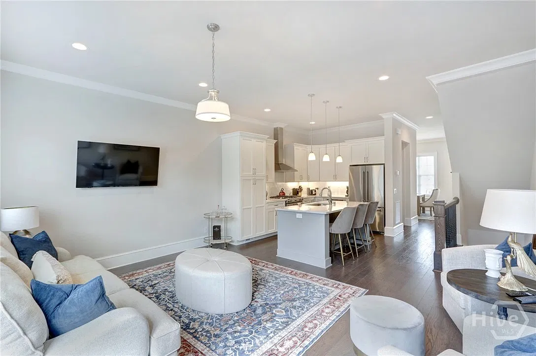 3 bed, 3.5 bath, 2118 sqft, $5,900 — Photo 3