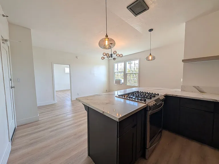 300 N Bonnie Brae St #302 — Photo 8