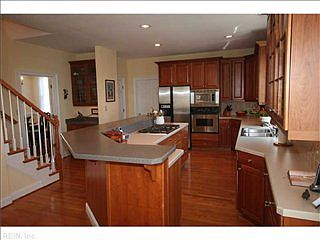 3rd image of 106 Royal Ct