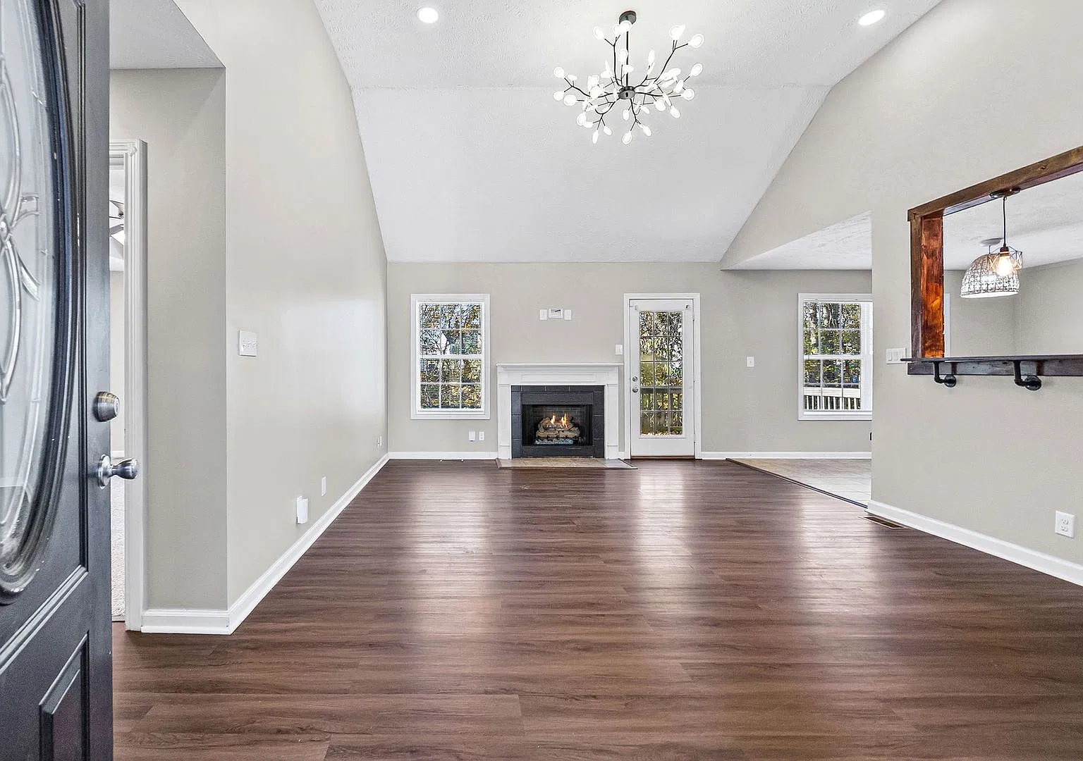 Pet Friendly Three Bedroom! — Photo 4