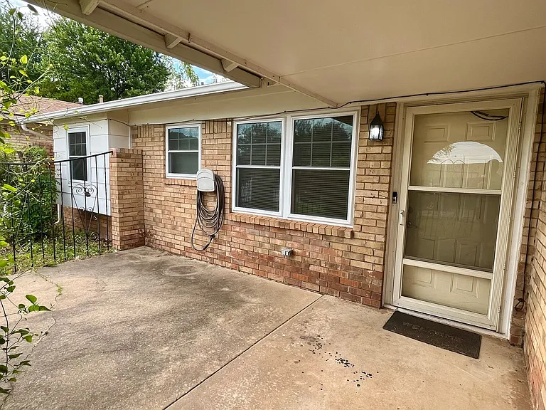 324 W Michael Dr — Photo 2