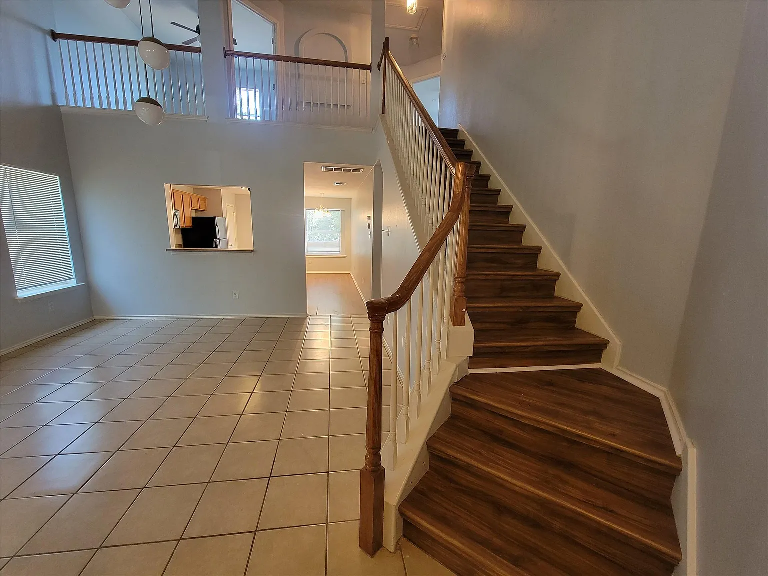 3 bed, 2.5 bath, 1858 sqft, $1,925 — Photo 2