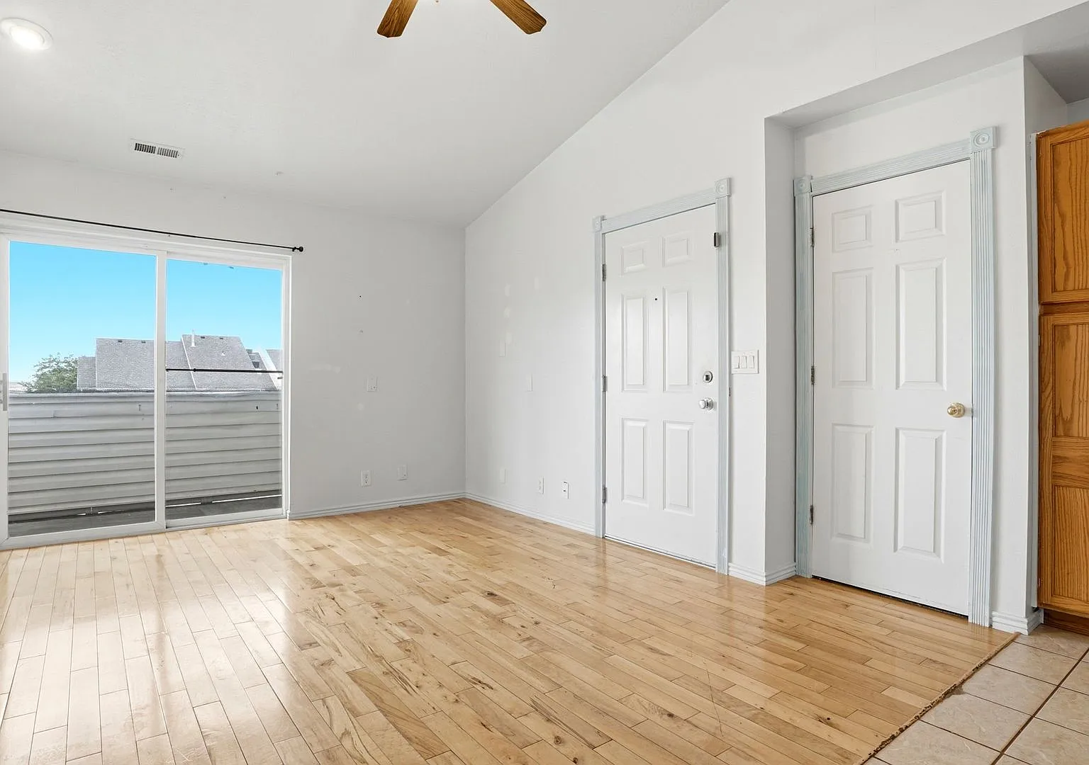 3 Bedroom 2 Bath Unit in Magna! — Photo 3