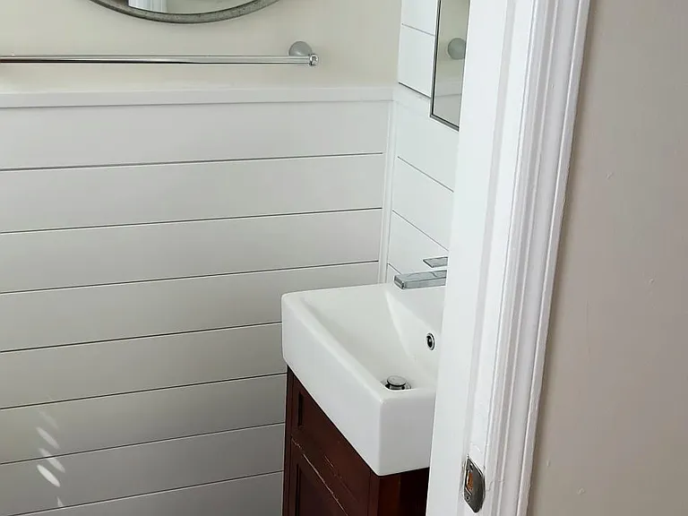 Bathroom 2
(located in Bdrm 1)