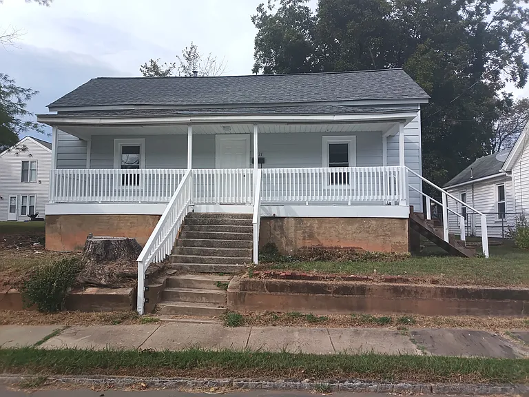 931 Albert St — Photo 1