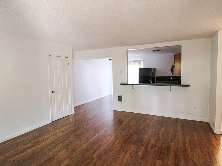 400-406 NE 63rd Ave #402 — Photo 2
